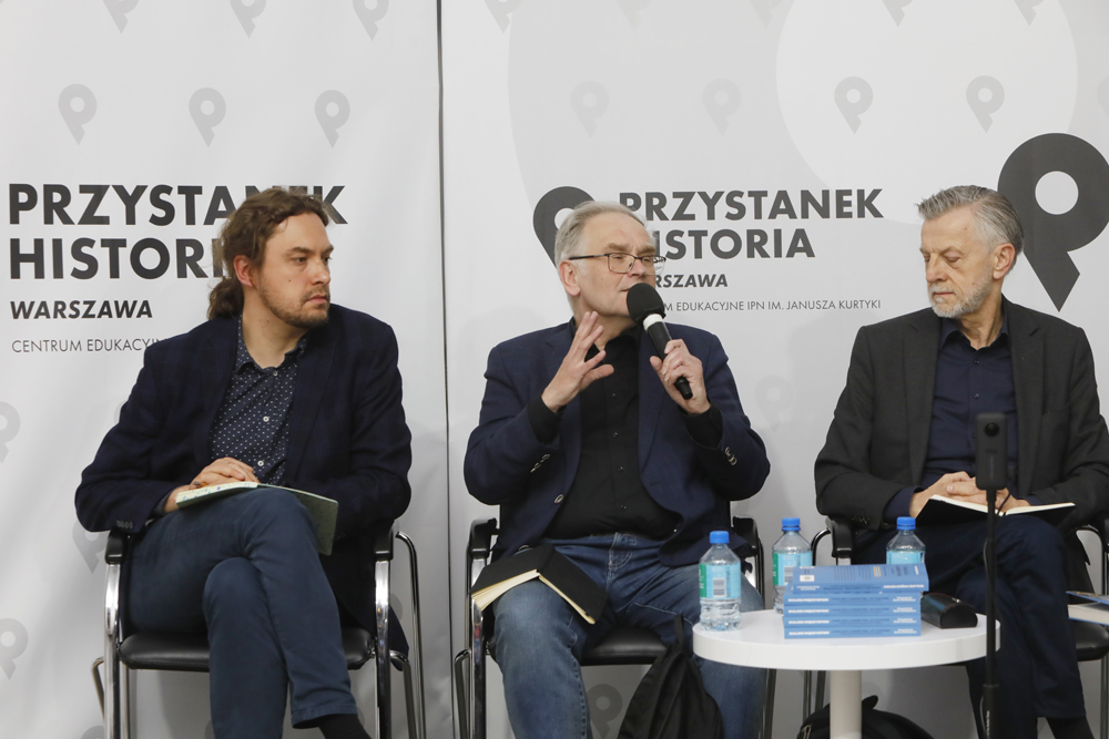 Od lewej: Stefan Sękowski, Piotr Zaremba, prof. Andrzej Zybertowicz. Debata wokół książki „O dwóch takich, co podzieliły Polskę” – Warszawa, 31 maja 2022. Fot. Piotr Życieński (IPN)