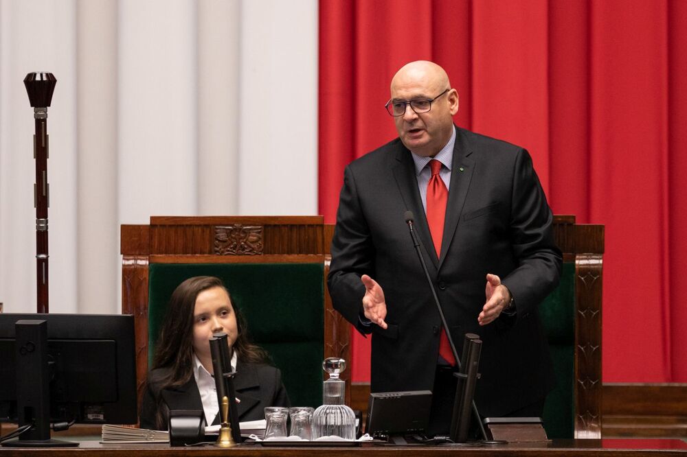 Wicemarszałek Sejmu RP Piotr Zgorzelski i Wiktoria Mielniczek podczas XXVIII sesji Sejmu Dzieci i Młodzieży – 1 czerwca 2022. Fot. Mikołaj Bujak (IPN)