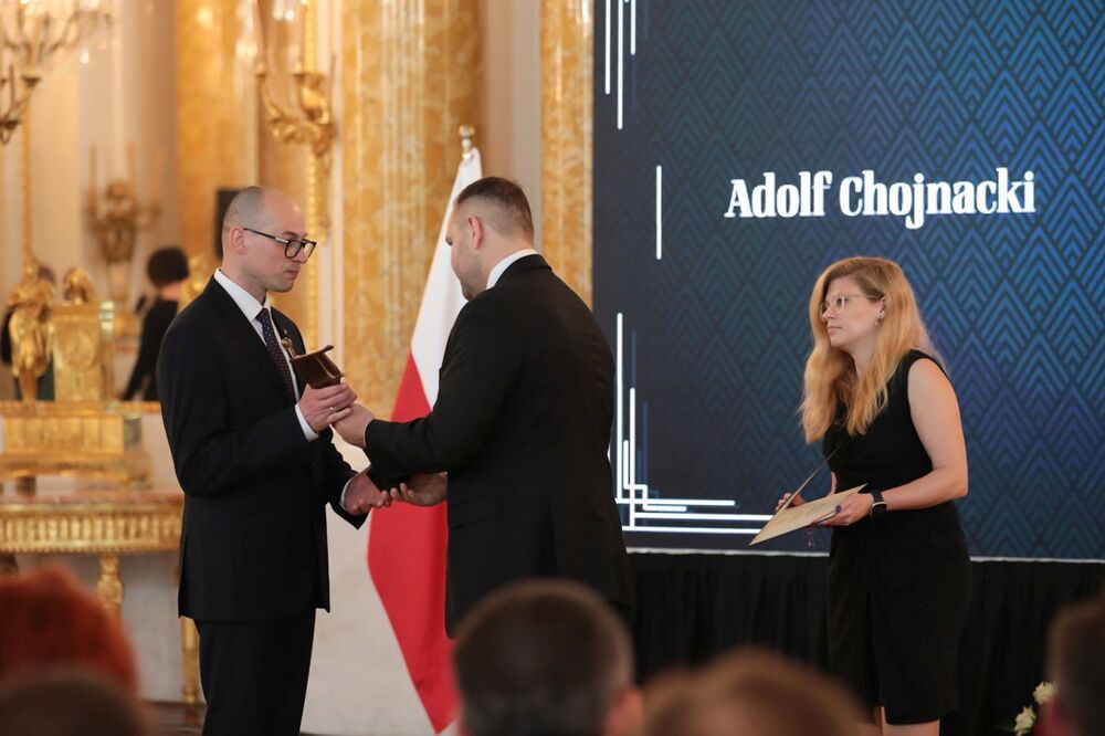 Gala wręczenia nagrody IPN „Kustosz Pamięci Narodowej”. Nagrodę przyznaną pośmiertnie ks. Adolfowi Chojnackiemu odebrał jego siostrzeniec Dominik Guzik – Warszawa, 2 czerwca 2022. Fot. Mikołaj Bujak (IPN)