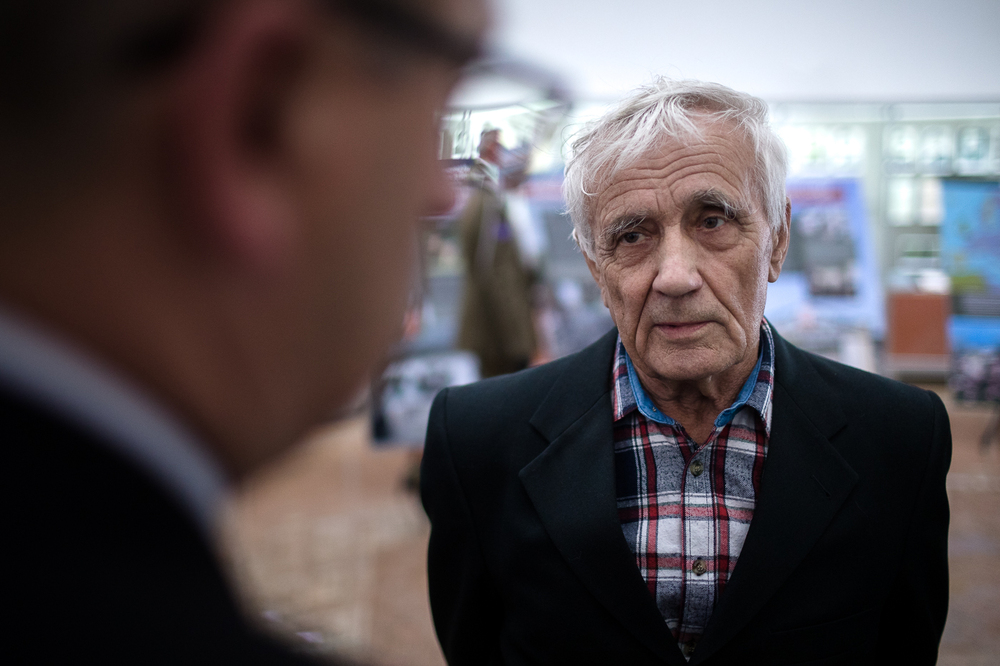 W „Alżir” wiceprezes Polejowski spotkał się z Polakami z Nur-Sultan, m.in. z urodzonym w Kazachstanie (1940) Władysławem Leszczyńskim – 2 czerwca 2022. Fot. Sławek Kasper (IPN)