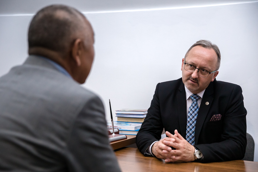 Wiceprezes IPN dr hab. Karol Polejowski spotkał się z dyrektorem muzealno-memoratywnego kompleksu AŁŻIR – 2 czerwca 2022. Fot. Sławek Kasper (IPN)