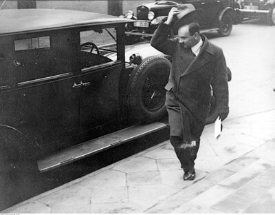 Minister skarbu Ignacy Matuszewski przybywa na posiedzenie Sejmu, 1931.