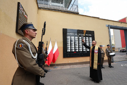 Odsłonięcie tablicy upamiętniającej internowane i więzione działaczki opozycji antykomunistycznej. Fot. Mikołaj Bujak (IPN)
