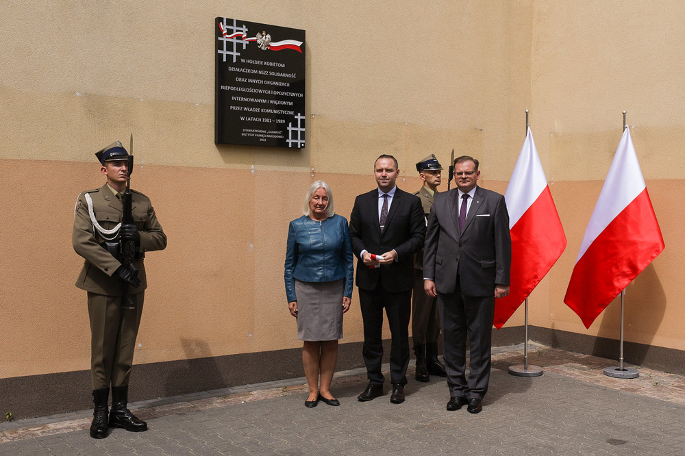 Odsłonięcie tablicy upamiętniającej internowane i więzione działaczki opozycji antykomunistycznej. Od lewej: Izabella Lipniewicz, dr Karol Nawrocki, Jan Józef Kasprzyk. Fot. Mikołaj Bujak (IPN)