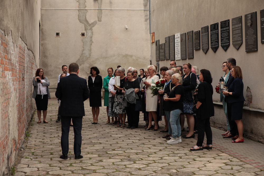 Uczestniczki zjazdu podczas zwiedzania Muzeum Żołnierzy Wyklętych i Więźniów Politycznych PRL. Fot. Mikołaj Bujak (IPN)