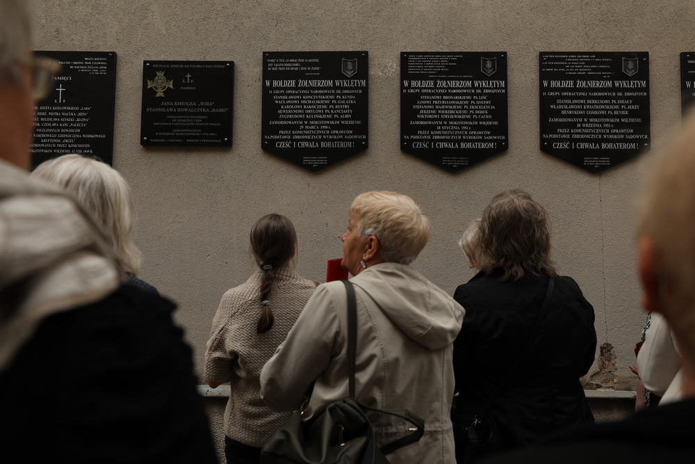 Uczestniczki zjazdu podczas zwiedzania Muzeum Żołnierzy Wyklętych i Więźniów Politycznych PRL. Fot. Mikołaj Bujak (IPN)