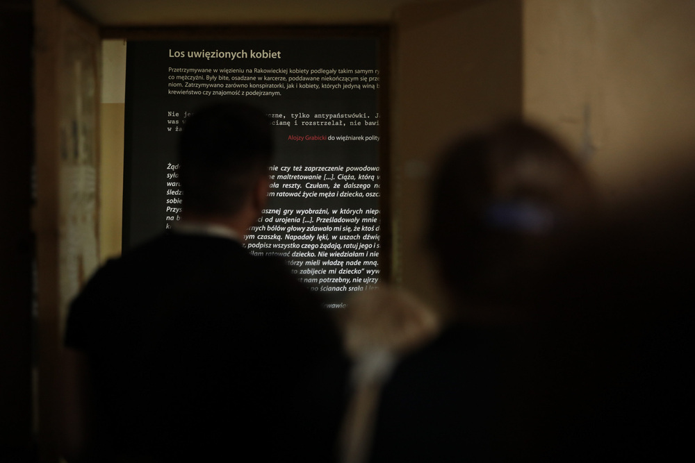 Uczestniczki zjazdu podczas zwiedzania Muzeum Żołnierzy Wyklętych i Więźniów Politycznych PRL. Fot. Mikołaj Bujak (IPN)