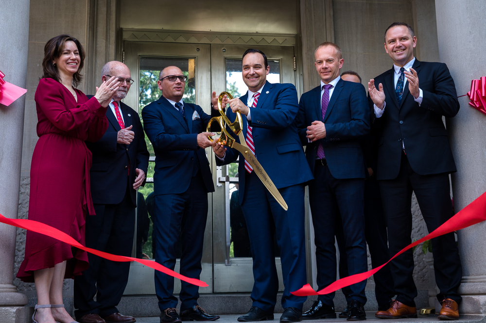 Otwarcie Muzeum Ofiar Komunizmu w Waszyngtonie. Od prawej: dr Karol Nawrocki, prezes IPN, Michał Góras, wiceprezes zarządu Polskiej Fundacji Narodowej, Andrew Bremberg, prezes Fundacji Pamięci Ofiar Komunizmu, dr Marcin Zarzecki, prezes zarządu PFN, Lee Edwards, jeden z założycieli Fundacji Pamięci Ofiar Komunizmu, dr Elizabeth Edwards Spalding (FPOK) – 8 czerwca 2022. Fot. Sławek Kasper (IPN)