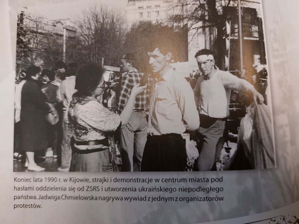 Jadwiga Chmielowska przeprowadza wywiad w czasie demonstracji na rzecz niepodległego państwa ukraińskiego, Kijów 1991 r. Zdjęcie z albumu na 25-lecie Solidarności Walczącej „O wyzwolenie z komunizmu ludzi i narodów przysięgam walczyć”, Warszawa 2007