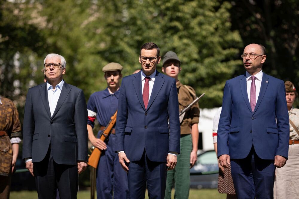 Złożenie kwiatów pod tablicą upamiętniającą Kornela Morawieckiego – Wrocław, 11 czerwca 2022. Fot. Mikołaj Bujak (IPN)