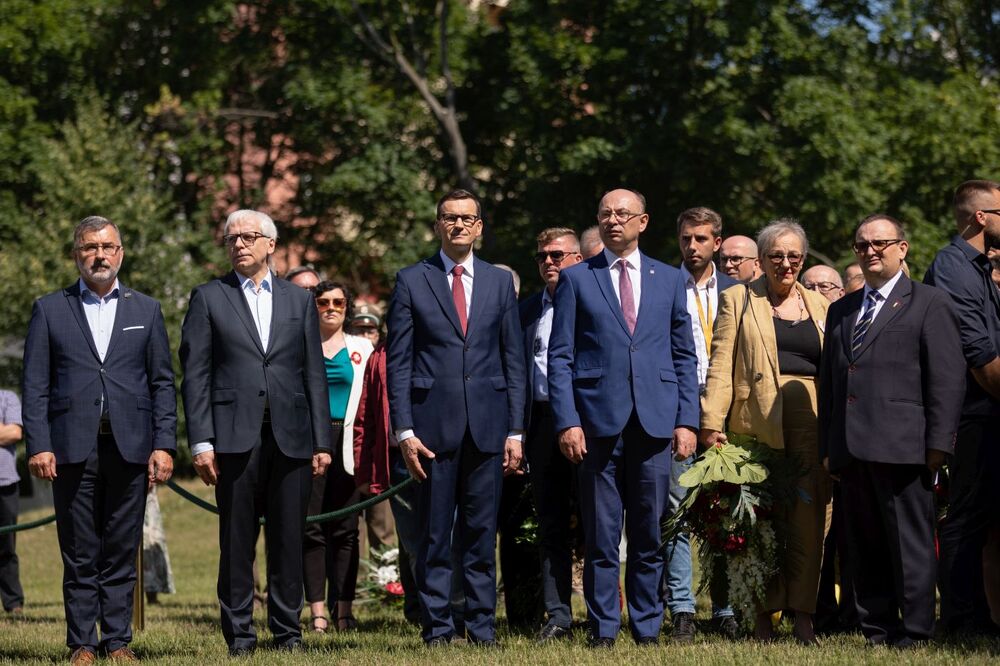 Złożenie kwiatów pod tablicą upamiętniającą Kornela Morawieckiego – Wrocław, 11 czerwca 2022. Fot. Mikołaj Bujak (IPN)