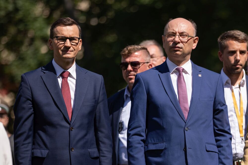 Premier Mateusz Morawiecki i wiceprezes IPN Mateusz Szpytma podczas składania kwiatów pod tablicą upamiętniającą Kornela Morawieckiego – Wrocław, 11 czerwca 2022. Fot. Mikołaj Bujak (IPN)
