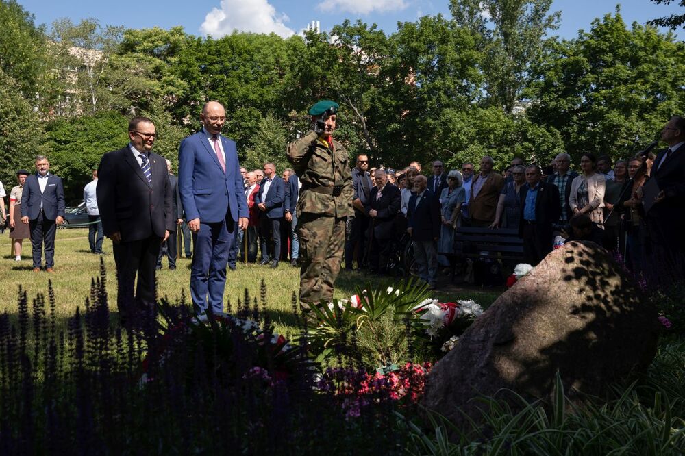 Wiceprezes IPN Mateusz Szpytma i dyrektor Oddziału IPN we Wrocławiu Paweł Rozdżestwieński podczas składania kwiatów pod tablicą upamiętniającą Kornela Morawieckiego – Wrocław, 11 czerwca 2022. Fot. Mikołaj Bujak (IPN)