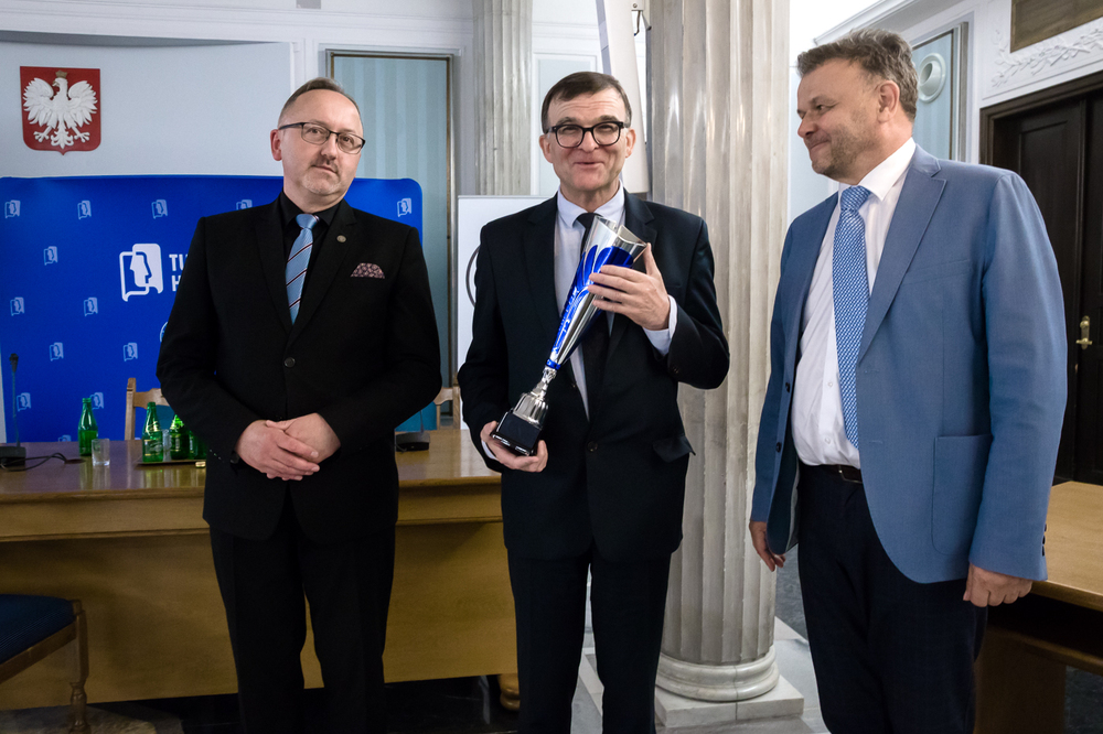 Od lewej: wiceprezes IPN dr hab. Karol Polejowski, prof. Tadeusz Wolsza – przewodniczący Kolegium IPN (z pucharem dla Najlepszego Mówcy –  Adrianny Mazur z V LO im. A. Witkowskiego w Krakowie, Adam Hlebowicz – dyrektor Biura Edukacji Narodowej IPN. Finał VII edycji Turnieju Debat Historycznych – Warszawa, 13 czerwca 2022. Fot. Sławek Kasper (IPN)