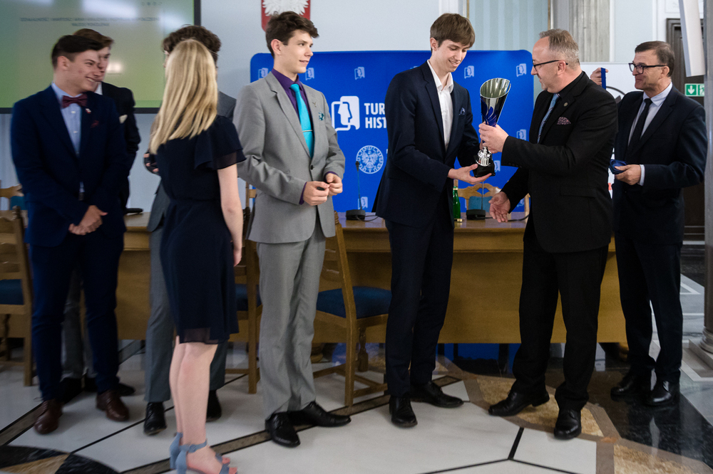 Drużyna z III LO im. Adama Mickiewicza w Tarnowie. Finał VII edycji Turnieju Debat Historycznych – Warszawa, 13 czerwca 2022. Fot. Sławek Kasper (IPN)