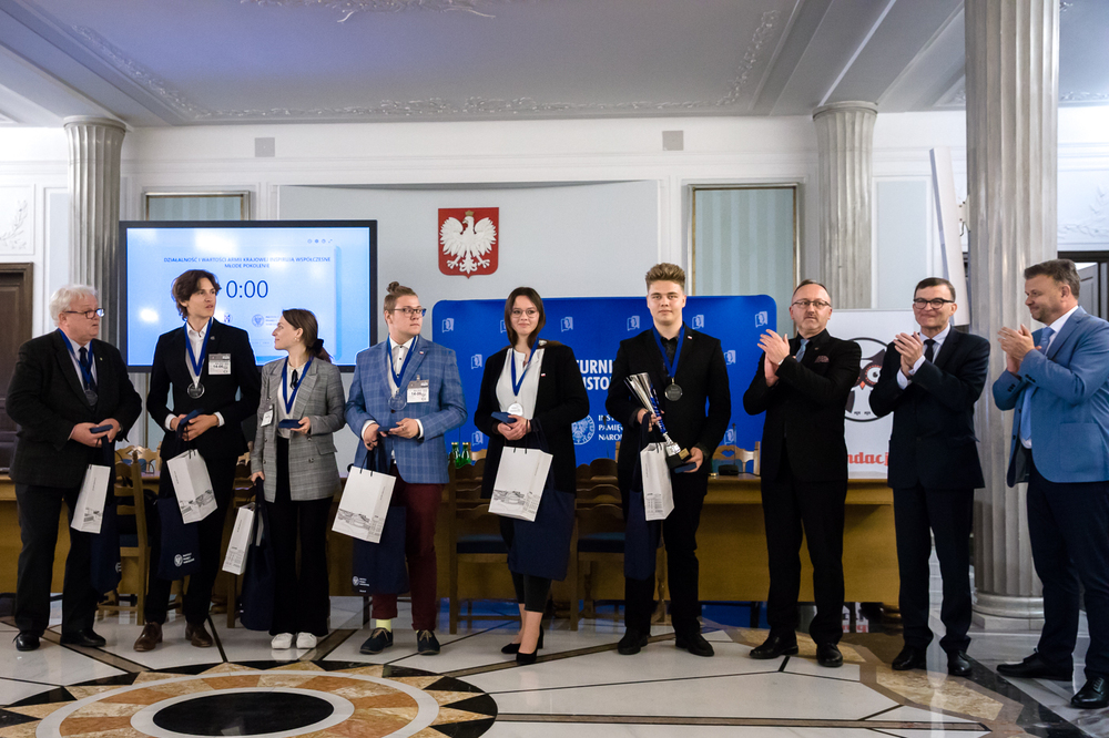 Zwycięzcy turnieju – drużyna z VII LO im. Józefa Wybickiego w Gdańsku. Finał VII edycji Turnieju Debat Historycznych – Warszawa, 13 czerwca 2022. Fot. Sławek Kasper (IPN)