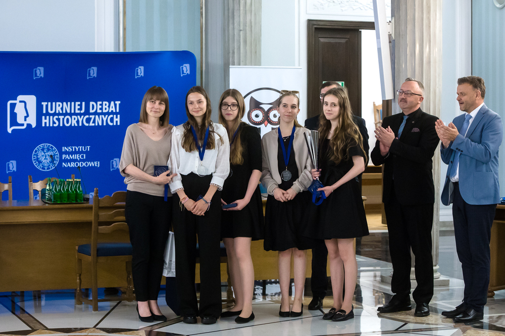 Drużyna z II LO im. Gen. Zamoyskiej i Heleny Modrzejewskiej w Poznaniu. Finał VII edycji Turnieju Debat Historycznych – Warszawa, 13 czerwca 2022. Fot. Sławek Kasper (IPN)