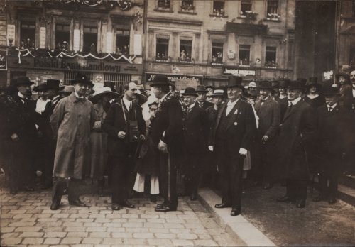 Stefan Pierzchalski rozmawia z Wojciechem Korfantym w trakcie uroczystości wkroczenia wojsk polskich do Katowic, 20 VI 1922 r. (zbiory Archiwum Archidiecezjalnego w Katowicach)