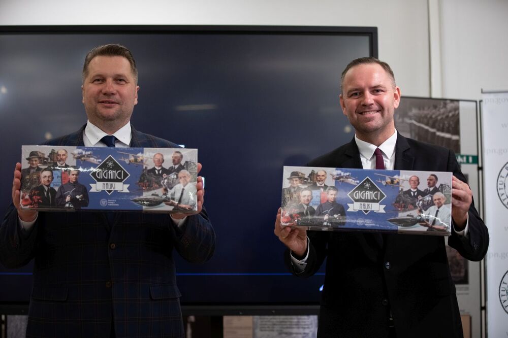 Minister edukacji i nauki dr Przemysław Czarnek (L) i prezes IPN dr Karol Nawrocki (P) podczas zakończenia cyklu szkoleń dla nauczycieli „Giganci nauki. Zapomniani polscy naukowcy i wynalazcy” – Warszawa, 22 czerwca 2022. Fot. Mikołaj Bujak (IPN)