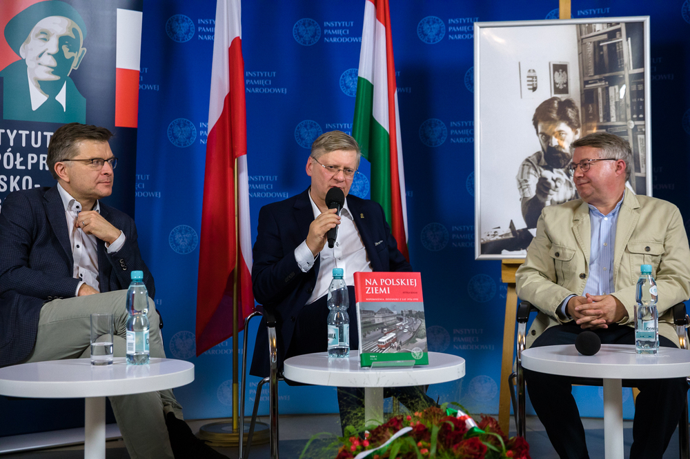 Prezentacja książki Attili Szalaiego „Na polskiej ziemi. Wspomnienia, dzienniki z lat 1976–1990”. Od lewej: Grzegorz Górny, prowadzący, prof. Maciej Szymanowski, dyrektor Instytutu Współpracy Polsko-Węgierskiej im. Wacława Felczaka, dr Wojciech Frazik, Oddział IPN w Krakowie – Warszawa, 22 czerwca 2022.  Fot. Sławek Kasper (IPN)