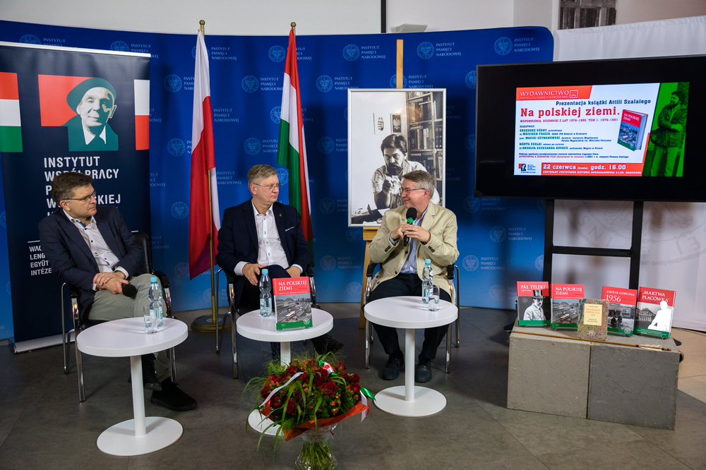 Prezentacja książki Attili Szalaiego „Na polskiej ziemi. Wspomnienia, dzienniki z lat 1976–1990”. Od lewej: Grzegorz Górny, prowadzący, prof. Maciej Szymanowski, dyrektor Instytutu Współpracy Polsko-Węgierskiej im. Wacława Felczaka, dr Wojciech Frazik, Oddział IPN w Krakowie – Warszawa, 22 czerwca 2022.  Fot. Sławek Kasper (IPN)