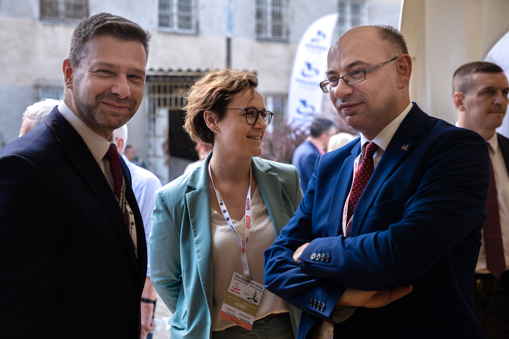 Uroczystości z okazji 40-lecia Solidarności Walczącej. Od prawej: Mateusz Szpytma, wiceprezes IPN, Adrianna Garnik, dyrektor Biura Prezesa IPN i Filip Musiał, dyrektor Muzeum Żołnierzy Wyklętych i Więźniów Politycznych PRL – Warszawa, 25 czerwca 2022. Fot. Sławek Kasper (IPN)