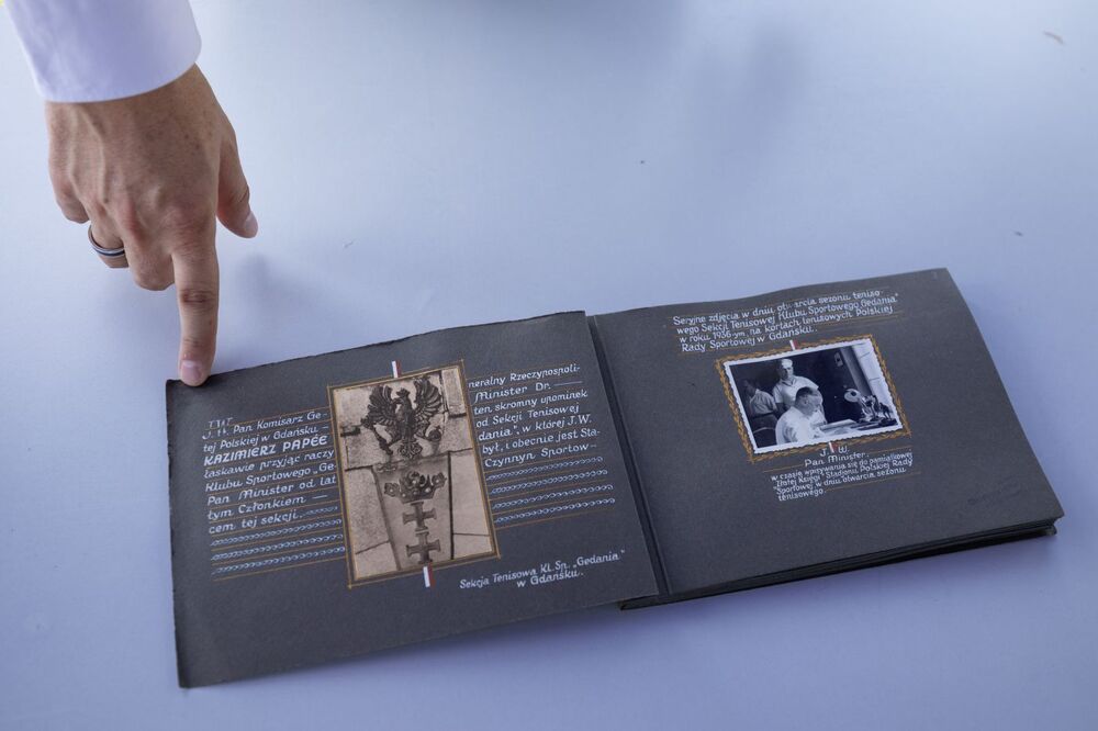Księga pamiątkowa Kazimierza Papée, komisarza generalnego RP w Wolnym Mieście Gdańsku, z nieznanymi zdjęciami KS Gedania – Gdańsk, 27 czerwca 2022. Fot. Mikołaj Bujak (IPN)