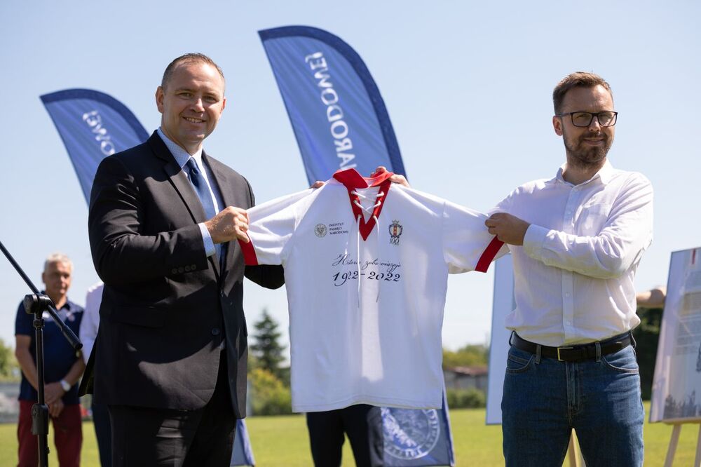 Konferencja prasowa w związku ze stuleciem KS Gedania. Od lewej dr Karol Nawrocki, prezes IPN i dr Bartosz Dolański, dyrektor sportowy Gedanii 1922 z okolicznościową koszulką – Gdańsk, 27 czerwca 2022. Fot. Mikołaj Bujak (IPN)