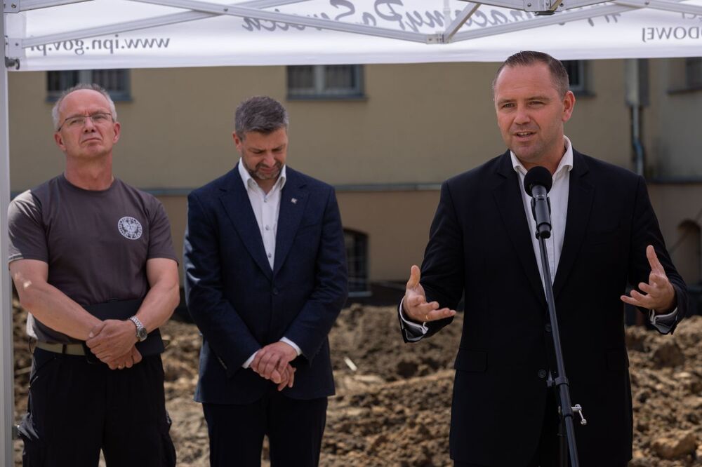 Od lewej: dr hab. Krzysztof Szwagrzyk, dr hab. Filip Musiał, dr Karol Nawrocki. Konferencja prasowa na temat 8. etapu prac poszukiwawczych przy Rakowieckiej 37 – Warszawa, 28 czerwca 2022. Fot. Mikołaj Bujak (IPN)