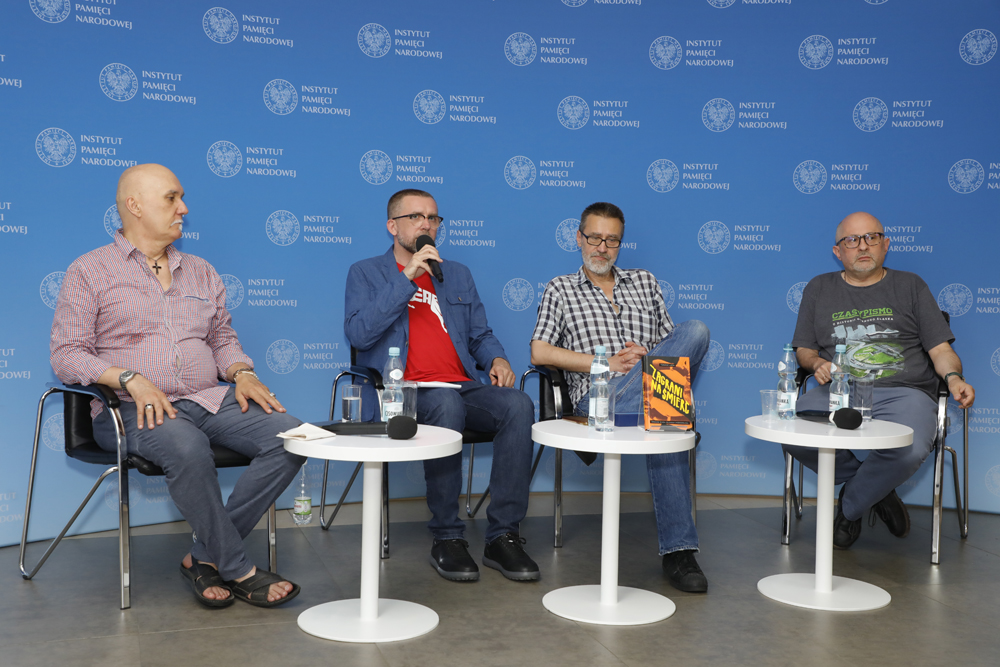 Od lewej: Wojciech Konikiewicz, Rafał Dudkiewicz, Tomasz Lada, dr Bogusław Tracz. Dyskusja „Zagrani na śmierć” z cyklu „Historia zza kulis” – Warszawa, 28 czerwca 2022. Fot. Piotr Życieński (IPN)