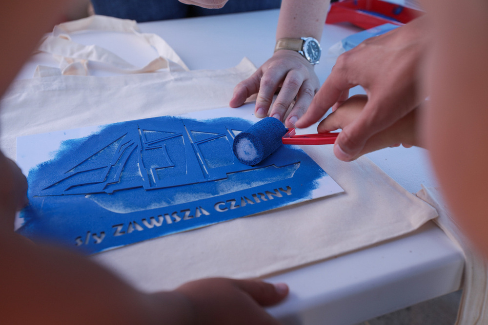 Tworzenie okolicznościowych toreb – Rewa, 3 lipca 2022. Fot. Mikołaj Bujak (IPN)