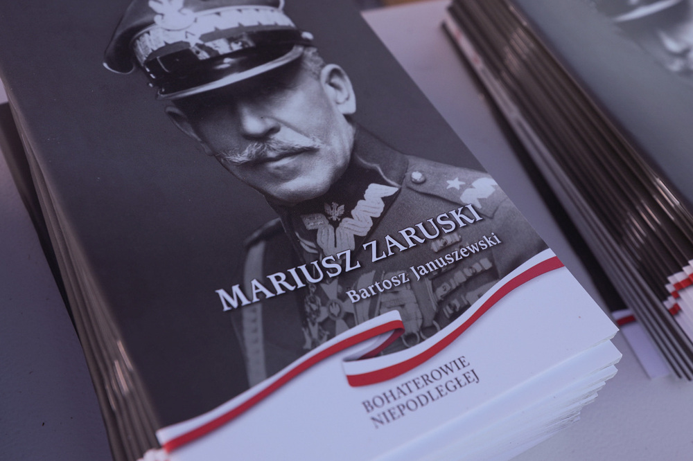 Broszura poświęcona gen. Zaruskiemu. Fot. Mikołaj Bujak (IPN)
