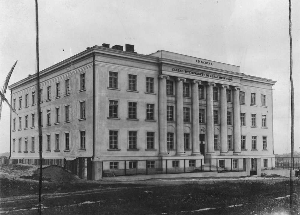 Budynek Zakładu wychowawczego im. Abrahamowiczów we Lwowie, 1943 r. Fot. ze zbiorów Narodowego Archiwum Cyfrowego