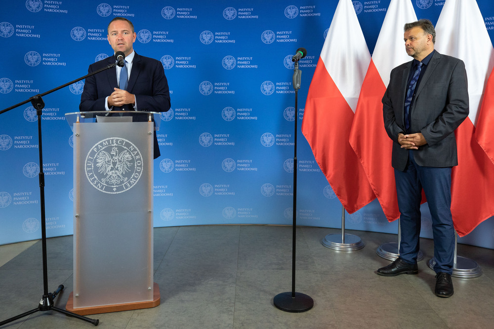 Otwarcie konferencji XVI „Polonijne spotkania z historią najnowszą” dla nauczycieli i edukatorów z całego świata. Od lewej: dr Karol Nawrocki, prezes IPN i Adam Hlebowicz, dyrektor BEN – Warszawa, 3 lipca 2022. Fot. Mikołaj Bujak (IPN)