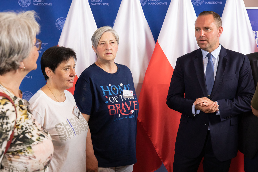 Prezes IPN dr Karol Nawrocki wraz z uczestnikami konferencji. Fot Mikołaj Bujak (IPN)