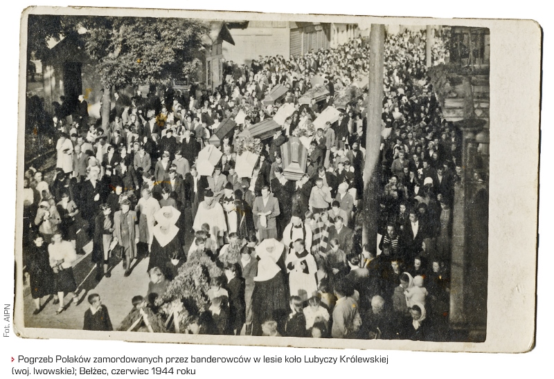 Pogrzeb Polaków zamordowanych przez banderowców w lesie koło Lubyczy Królewskiej (woj. lwowskie); Bełżec, czerwiec 1944 roku. Fot. AIPN