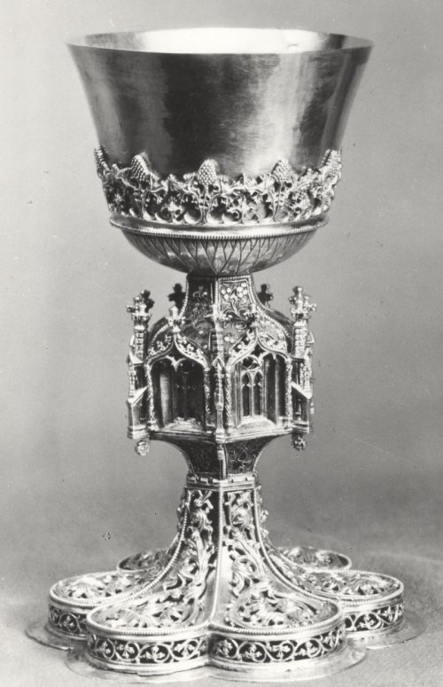 Ze zbiorów polskich - utracone podczas II wojny: kielich z opactwa tynieckiego, ok. 1470 - 1480 r. Właściciel: Tarnów - bazylika katedralna pw. Narodzenia NMP. Z „Katalogu strat wojennych” w serwisie internetowym „Skradzione zabytki” na stronach www Ministerstwa Kultury i Dziedzictwa Narodowego