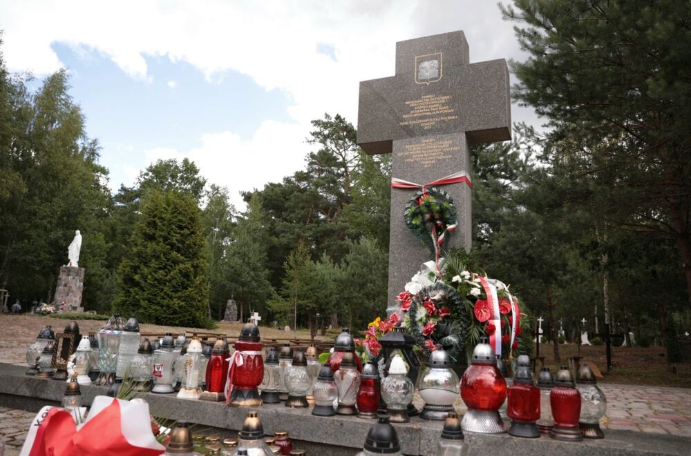 Uroczystości z udziałem przedstawicieli IPN w Ostrówkach (Ukraina) upamiętniające ofiary zbrodni wołyńskiej – 9 lipca 2022. Fot. Mikołaj Bujak (IPN)