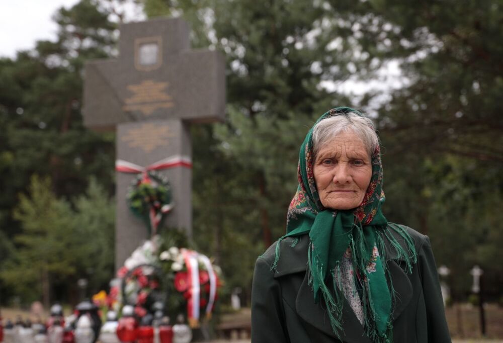Uroczystości z udziałem przedstawicieli IPN w Ostrówkach (Ukraina) upamiętniające ofiary zbrodni wołyńskiej. Ołeksandra Wasiejko (Babcia Szura), która nie pozwoliła zapomnieć o wymordowanych polskich sąsiadach – 9 lipca 2022. Fot. Mikołaj Bujak (IPN)