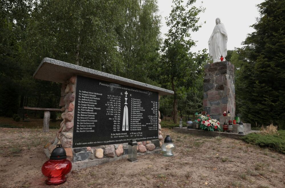 Uroczystości z udziałem przedstawicieli IPN w Ostrówkach (Ukraina) upamiętniające ofiary zbrodni wołyńskiej – 9 lipca 2022. Fot. Mikołaj Bujak (IPN)