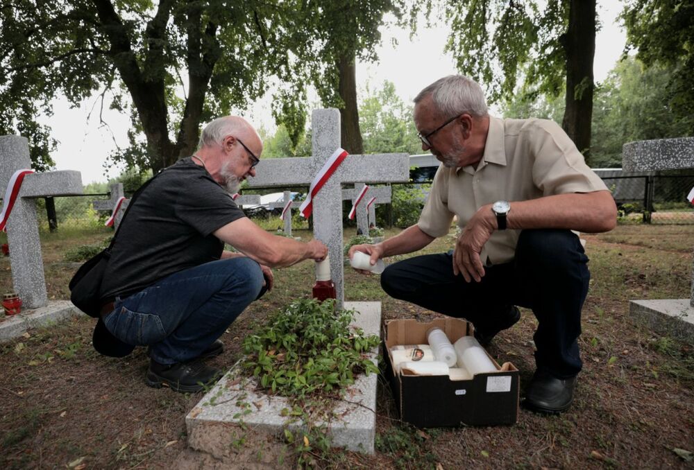 Uroczystości z udziałem przedstawicieli IPN w Zasmykach (Ukraina) upamiętniające ofiary zbrodni wołyńskiej – 9 lipca 2022. Fot. Mikołaj Bujak (IPN)