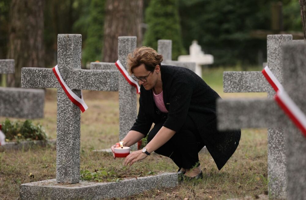 Uroczystości z udziałem przedstawicieli IPN w Zasmykach (Ukraina) upamiętniające ofiary zbrodni wołyńskiej – 9 lipca 2022. Fot. Mikołaj Bujak (IPN)