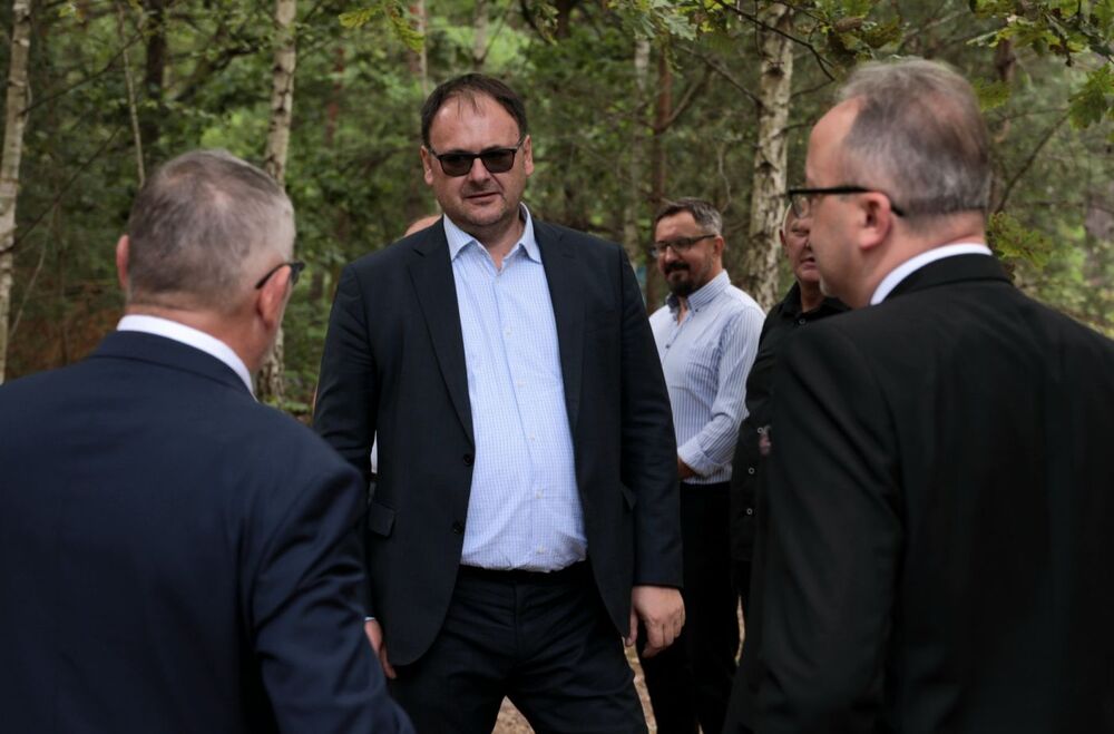 Przedstawiciele IPN i Sławomir Misiak, Konsul Generalny RP w Łucku podczas uroczystości w Ostrówkach (Ukraina) upamiętniających ofiary zbrodni wołyńskiej – 9 lipca 2022. Fot. Mikołaj Bujak (IPN)