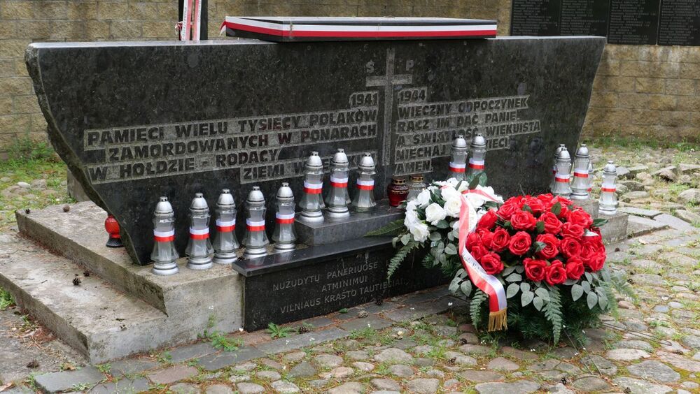 Konsul w Ambasadzie RP w Wilnie Irmina Szmalec oraz wiceprezes IPN Mateusz Szpytma złożyli kwiaty przy pomniku ofiar zbrodni ponarskiej – 10 lipca 2022. Fot. Katarzyna Pronobis (IPN)