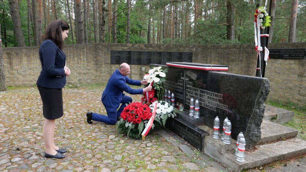 Konsul w Ambasadzie RP w Wilnie Irmina Szmalec oraz wiceprezes IPN Mateusz Szpytma złożyli kwiaty przy pomniku ofiar zbrodni ponarskiej – 10 lipca 2022. Fot. Katarzyna Pronobis (IPN)