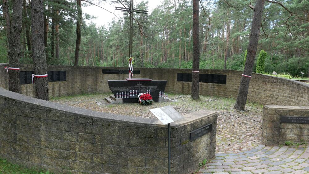 Konsul w Ambasadzie RP w Wilnie Irmina Szmalec oraz wiceprezes IPN Mateusz Szpytma złożyli kwiaty przy pomniku ofiar zbrodni ponarskiej – 10 lipca 2022. Fot. Katarzyna Pronobis (IPN)