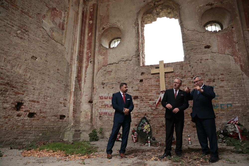 Uroczystości z udziałem przedstawicieli IPN w Kisielinie (Ukraina) upamiętniające ofiary zbrodni wołyńskiej – 10 lipca 2022. Fot. Mikołaj Bujak (IPN)