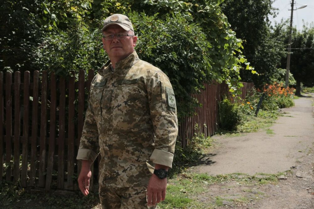 Siergiej Godlewski z Łucka, który dba o miejsca upamiętniające ofiary Zbrodni Wołyńskiej – 10 lipca 2022. Fot. Mikołaj Bujak (IPN)