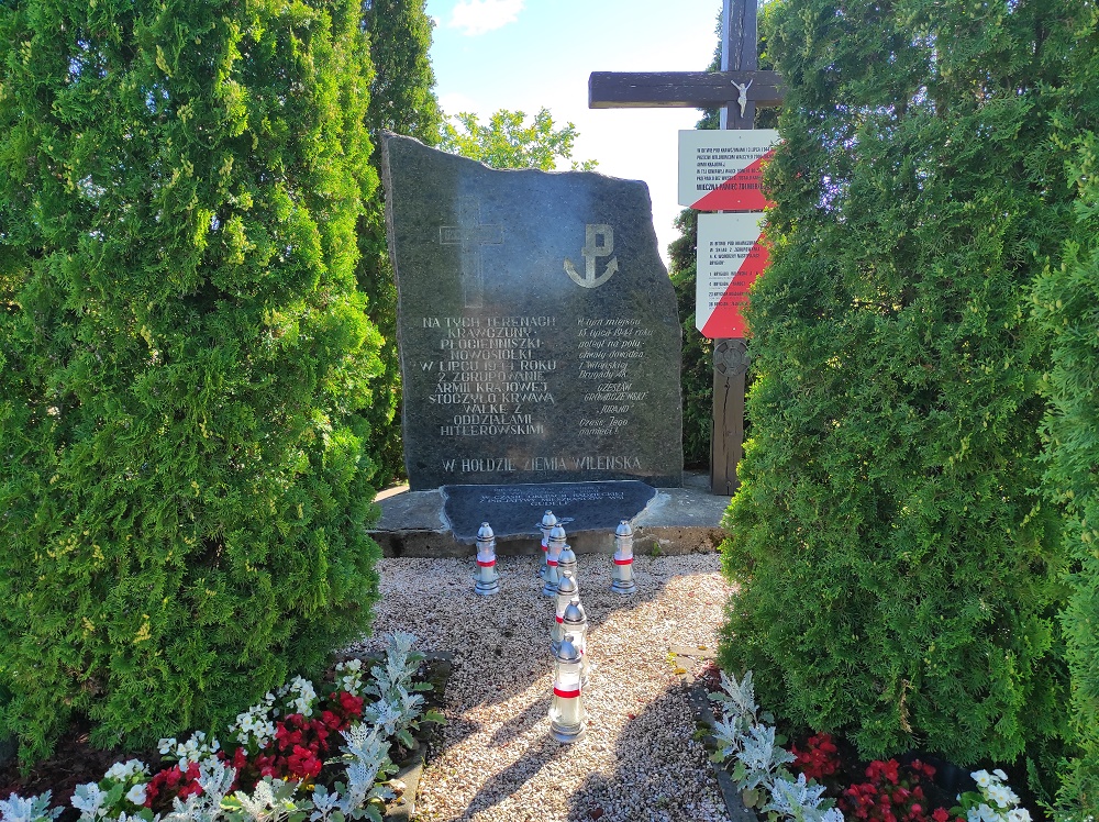 XVI Polonijne spotkania z historią najnowszą, mogiła żołnierzy Armii Krajowej w Krawczunach. Fot. Mateusz Marek (IPN)