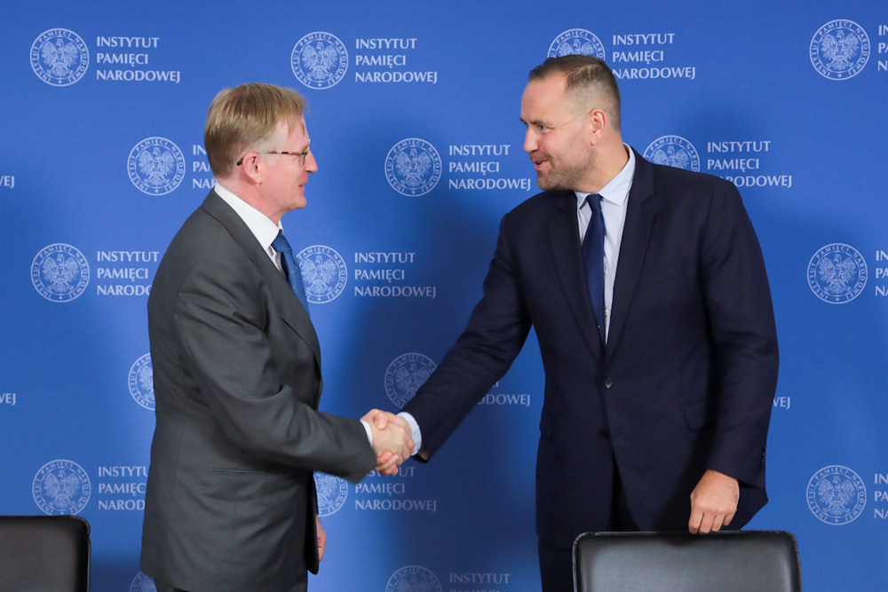 Prezes Instytutu Pamięci Narodowej dr Karol Nawrocki oraz Dyrektor Generalny Centrum Badań Ludobójstwa i Ruchu Oporu Mieszkańców Litwy dr Arūnas Bubnys podpisali porozumienie o współpracy w zakresie poszukiwań miejsc spoczynku ofiar totalitaryzmów.